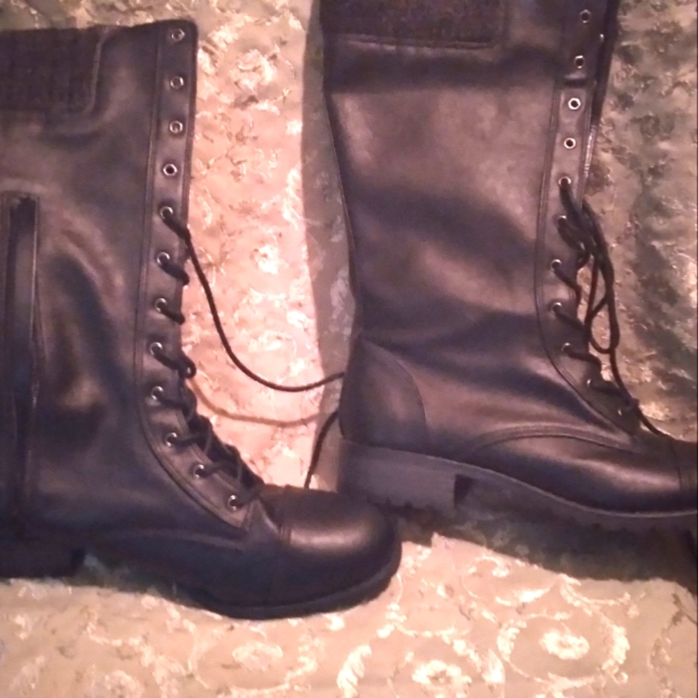 Womans lace up with zipper size 11 knees high boots worn 1,runs small